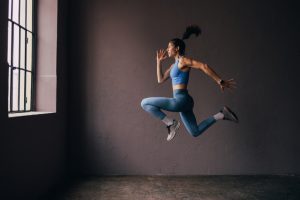 mujer saltando. Montar un gimnasio