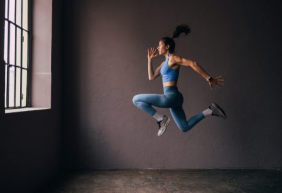 mujer saltando. Montar un gimnasio