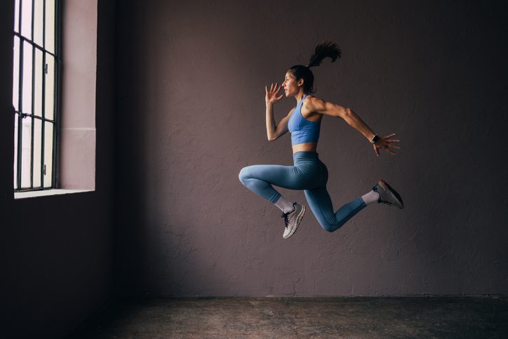 mujer saltando. Montar un gimnasio