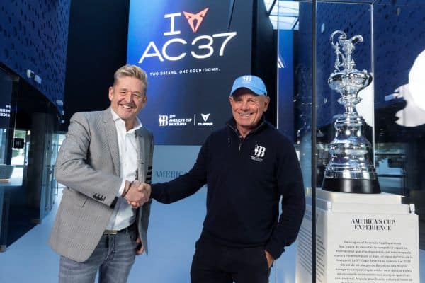 Griffiths y Dalton durante la presentación del acuerdo
