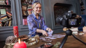 Un gran negocio: 13.000 euros al mes por trabajar dos horas al día leyendo el tarot en Youtube
