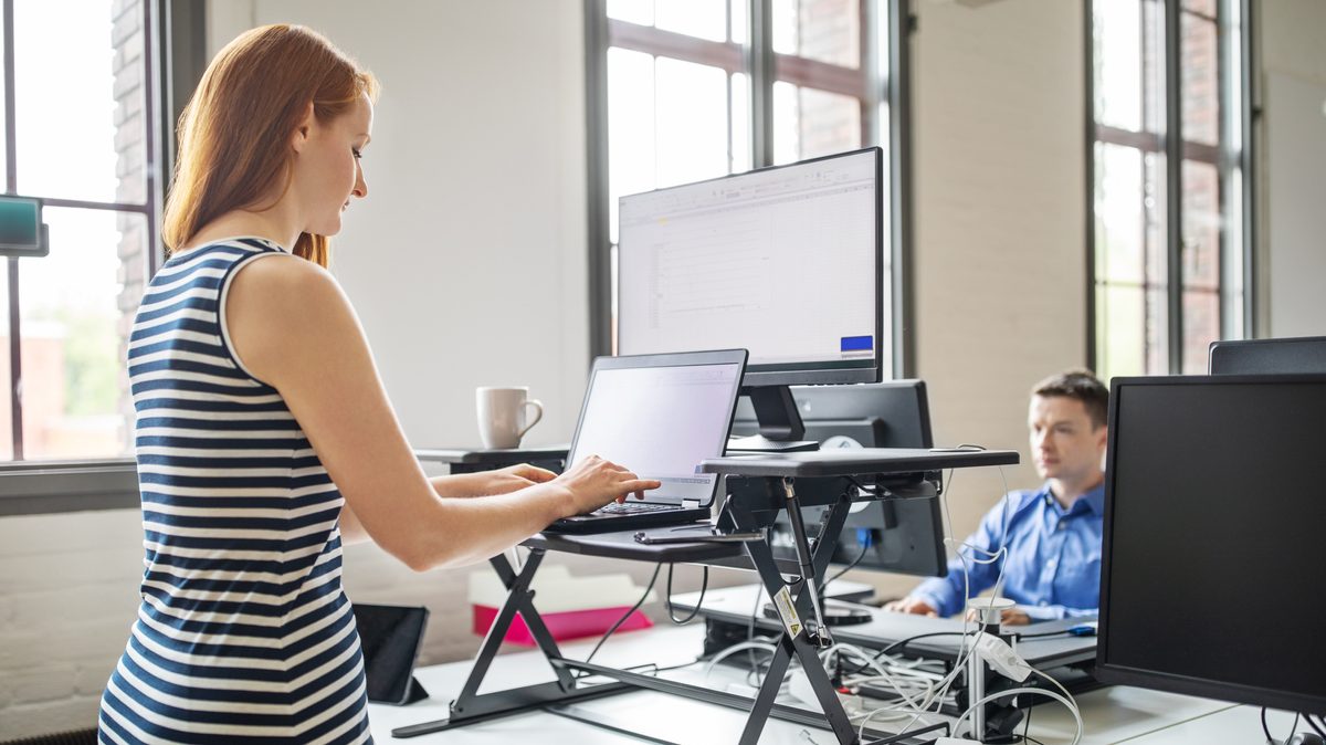 La nueva moda de trabajar de pie (aunque puedas hacerlo sentado) que mejora tu productividad