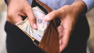 ¿Cuánto dinero en efectivo puedes llevar en la cartera sin declarar?