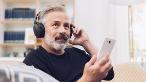 ¿Cobrar por escuchar podcasts? Un nicho que todavía está por explorar