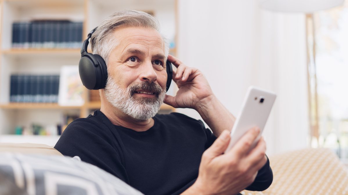 ¿Cobrar por escuchar podcasts? Un nicho que todavía está por explorar