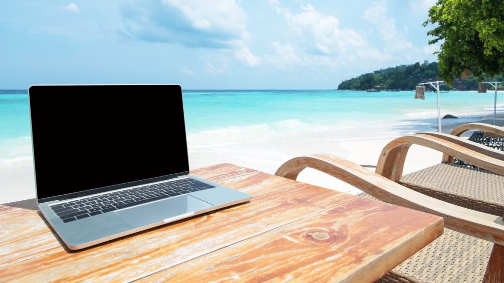 Teletrabajar en la playa: un tema polémico con partidarios y detractores