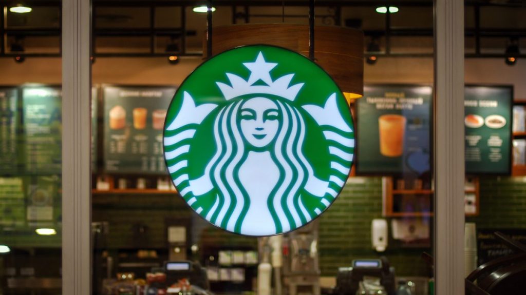 Los accionistas de Starbucks se rebelan contra la compañía