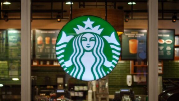 Los accionistas de Starbucks se rebelan contra la compañía