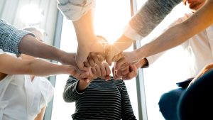 La importancia de cuidar de tus amistades: EOI consolida su programa de colaboraciones con entidades