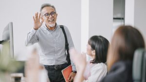Becarios a los 60: una tendencia residual pero creciente en España