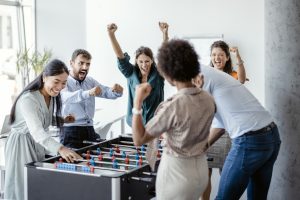 ¿Compañeros o amigos? 5 ventajas de cultivar la amistad en el trabajo