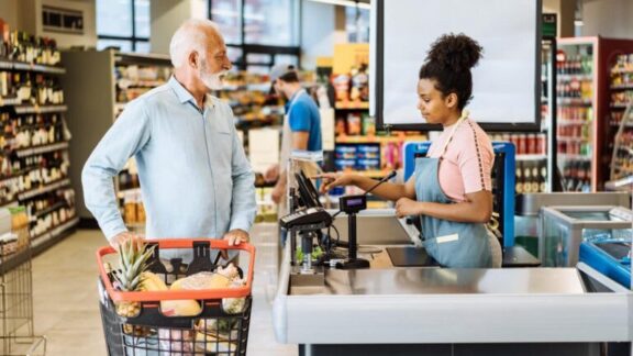 Cajas lentas: la solución de los supermercados para los clientes que prefieren el trato personal