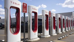 Reinventarse o morir: de panadero a cargar los coches de Elon Musk