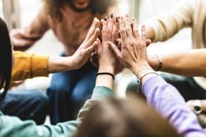 Emprendimiento femenino comunidad istock