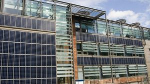 ¿A qué ayudas puedes acogerte para instalar placas solares en tu negocio?