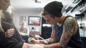 Un negocio extraño: conservar los tatuajes de las personas fallecidas