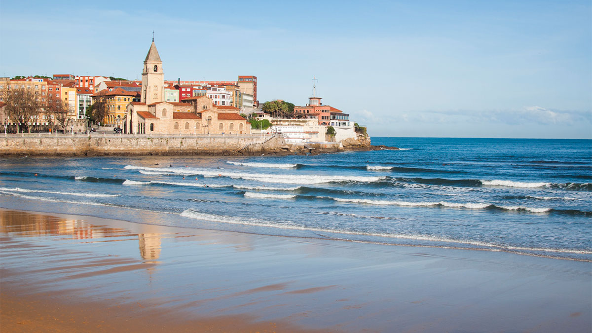 Gijón Cimadevilla desde la playa