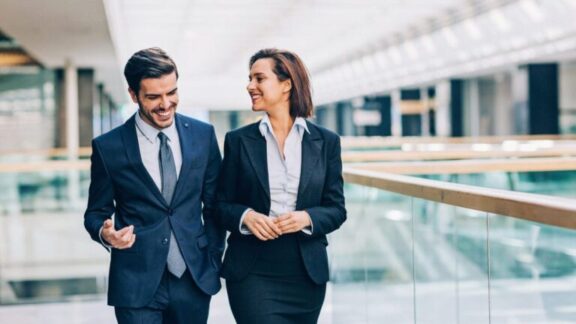 Una medida curiosa: subir el sueldo a los trabajadores que encuentren pareja en la oficina