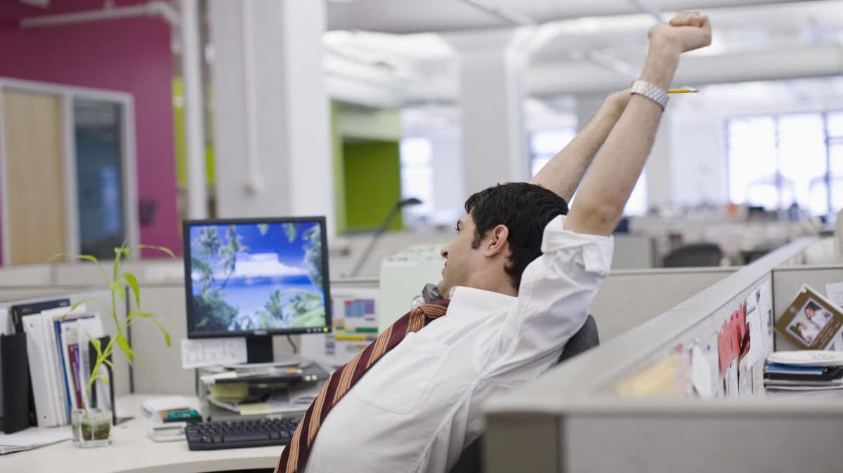 “Lunes de lo mínimo imprescindible”: la tendencia que arrasa en redes para reducir el estrés de los trabajadores