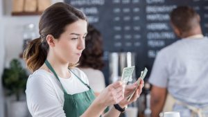 ¿Mostrarías a tus clientes los salarios de tus empleados para justificar el precio?