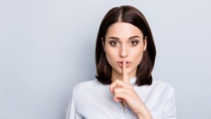 5 situaciones del trabajo donde lo mejor es guardar silencio