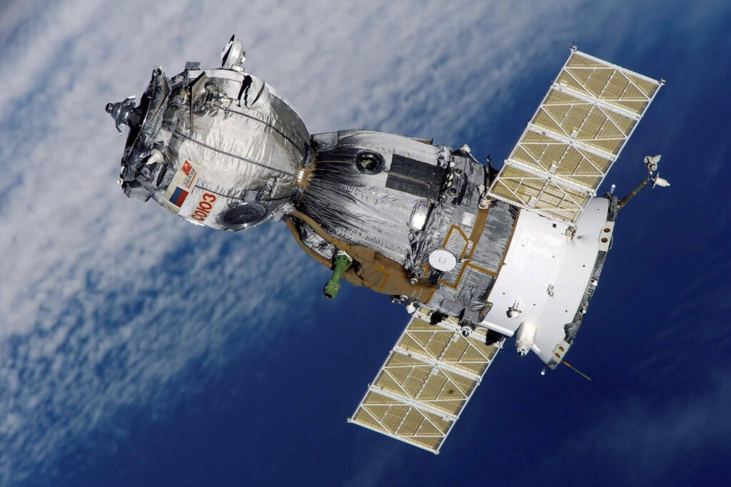 ¿Qué importancia tiene el uso de los satélites y su tecnología en la defensa de los Estados?