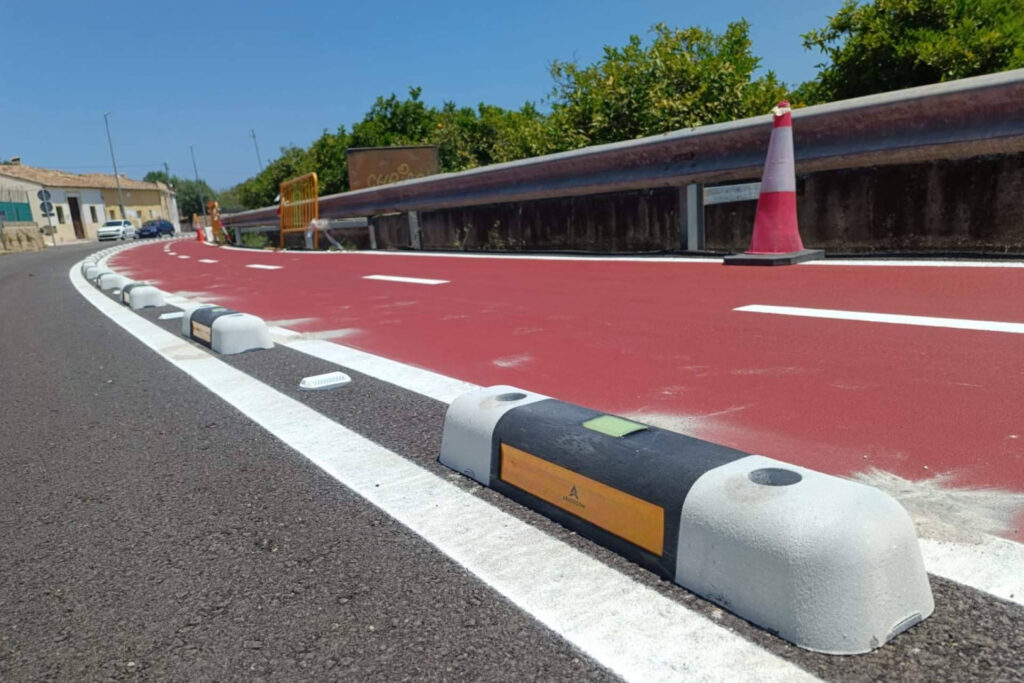 El separador de carril bici fotoluminiscente de Abadecom Urban impulsa la movilidad sostenible en España