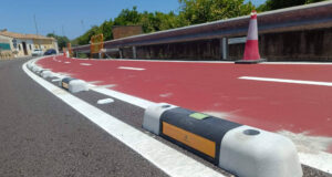 El separador de carril bici fotoluminiscente de Abadecom Urban impulsa la movilidad sostenible en España