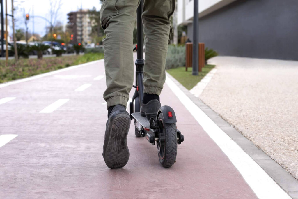 Patinetes eléctricos y VMP con seguro obligatorio desde 2026; así afectará a conductores y peatones