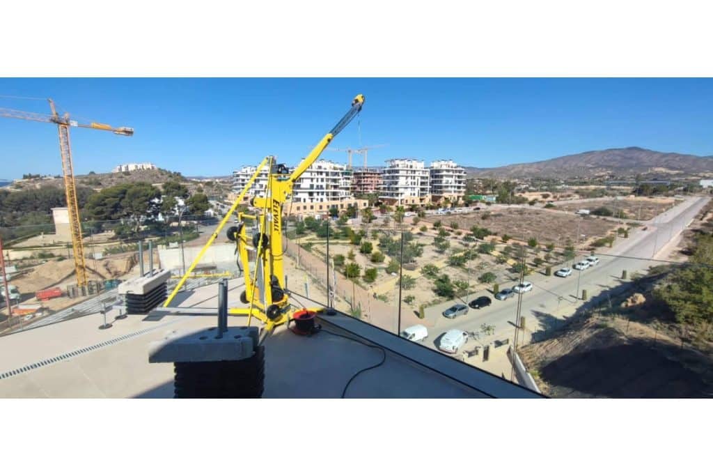 Elevall patenta la primera grúa que permite elevar cargas en zonas urbanas sin cortar calles