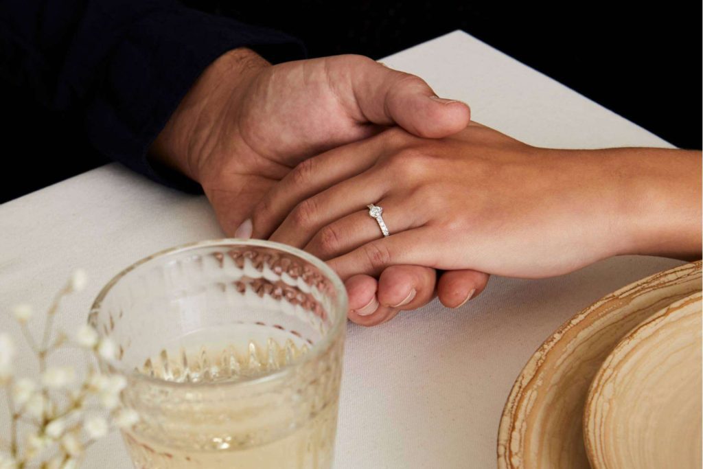 Una gama singular de anillos de compromiso de diamantes de laboratorio, con Mimoke