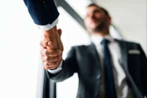 Las características de la prestación de servicios estratégicos a cambio de una participación en el capital del cliente