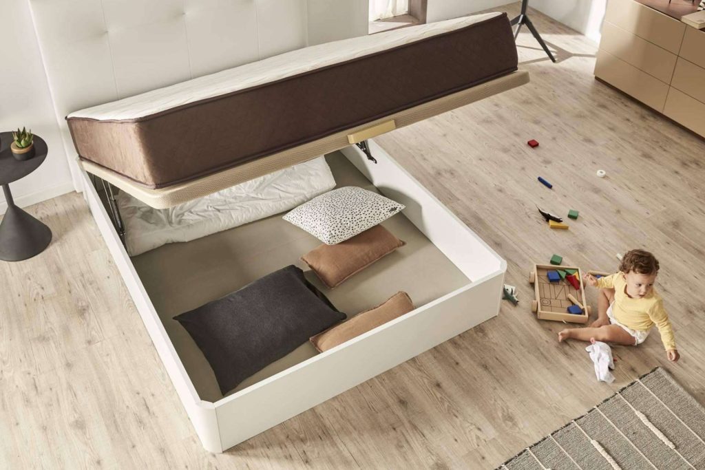 Los canapés abatibles son el mejor armario para una habitación pequeña
