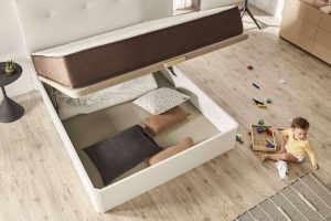 Los canapés abatibles son el mejor armario para una habitación pequeña
