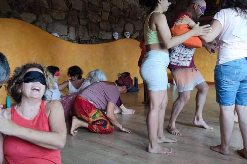 Explorar las emociones mediante la consciencia corporal con INGEMO, un retiro de una semana con Arancha Merino