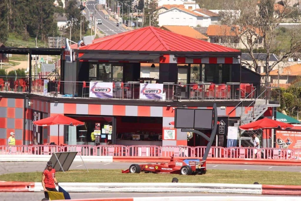 La emoción de ser piloto de carreras en el circuito de karting de Sanxenxo