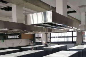 Mejorar la higiene y seguridad de las cocinas profesionales, con las campanas de industriales de Grupo Industrial