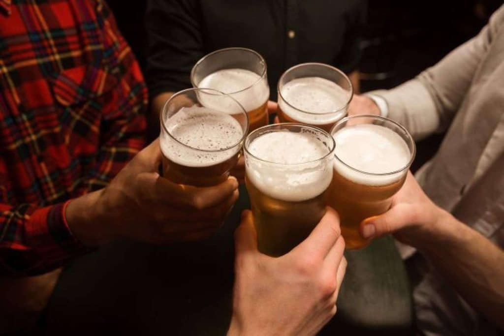 Gymkana de cañas por Malasaña, la original propuesta de Despedidas Mola Mola para despedidas de soltera en Madrid