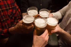 Gymkana de cañas por Malasaña, la original propuesta de Despedidas Mola Mola para despedidas de soltera en Madrid