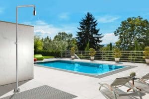 El modelo POOL, ducha de exterior de Imex, proporciona sofisticación y durabilidad a partes iguales