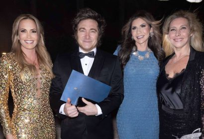 Natalia Denegri premiada en la American Patriots Gala, junto al presidente Javier Milei y Kristi Noem