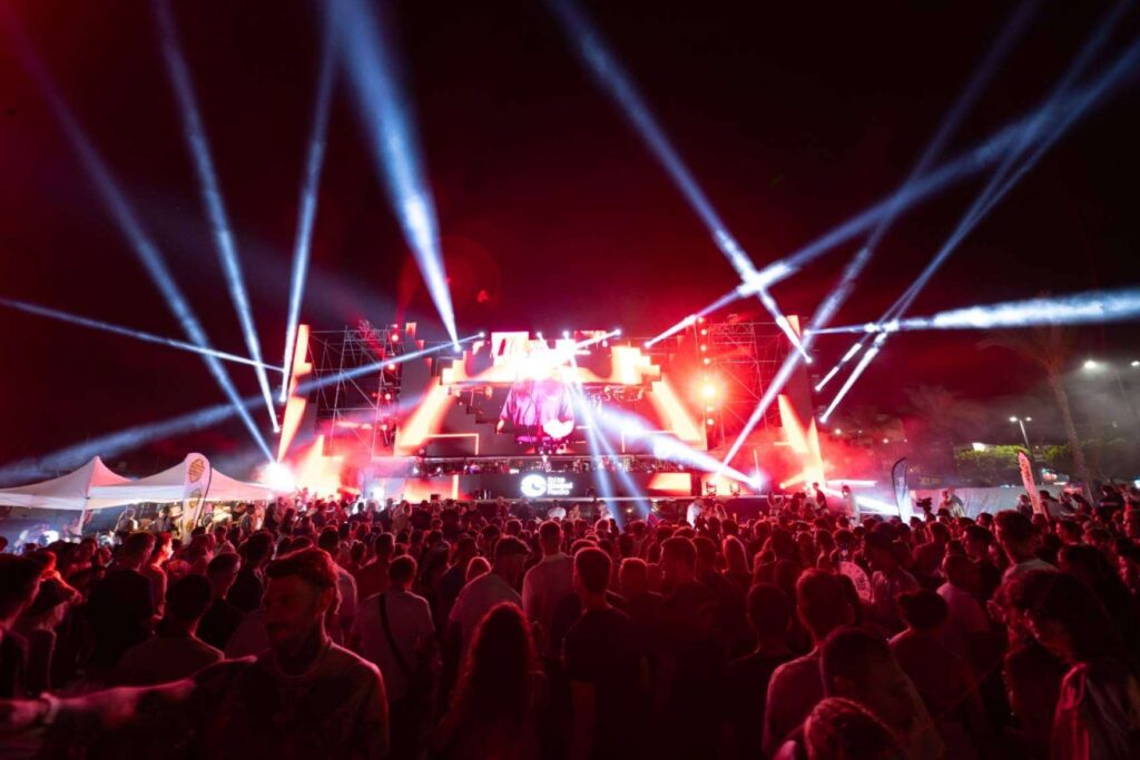 El Ibiza Global Festival 2025 atrae a casi 20.000 amantes de la música electrónica a la playa