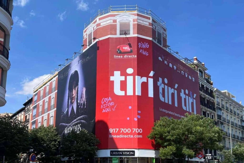 El estreno de Miércoles inspira la nueva campaña de Línea Directa para resaltar su catálogo de seguros