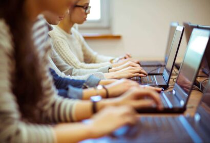 Acuerdo entre la UPV y HollyMontt para impulsar el aprendizaje práctico a través de plataformas digitales