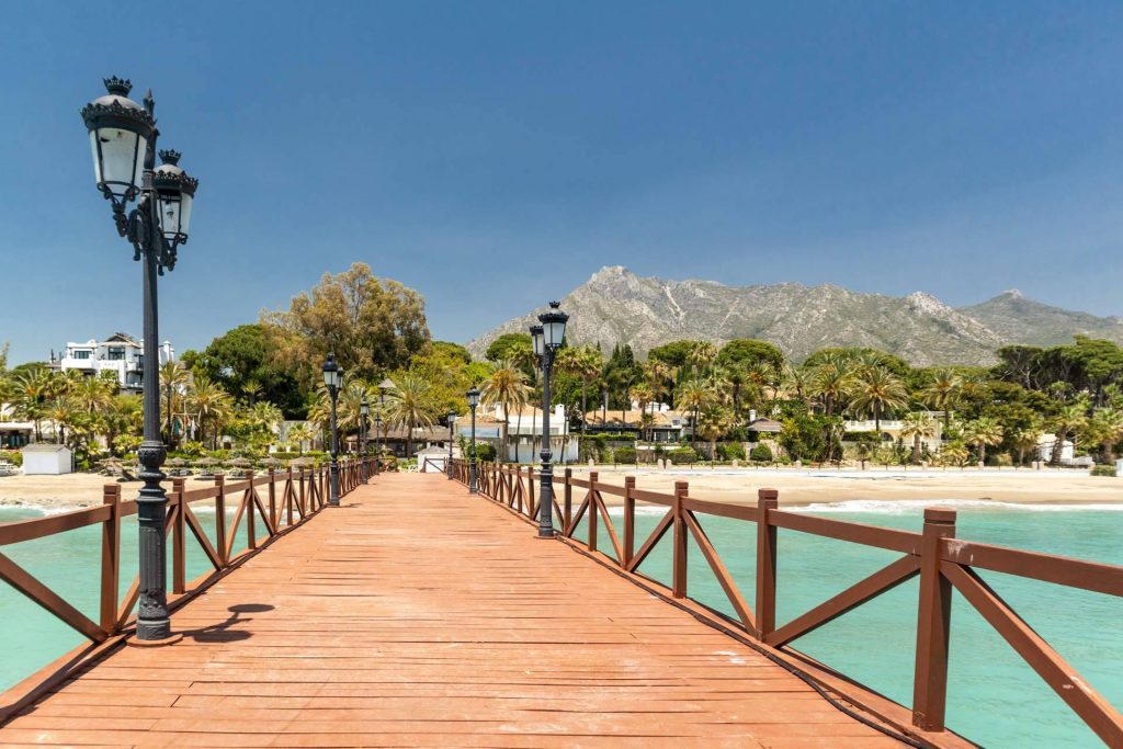 ¿Cuáles son los beneficios que ofrece la inmobiliaria Marbella con sus casas ubicadas en la Costa del Sol?