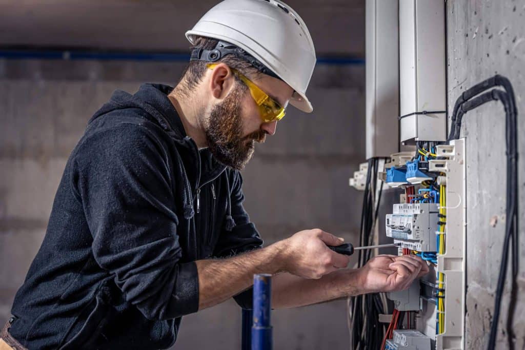 ISSE, servicio de electricistas 24 horas en Madrid