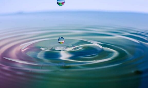 una gota de agua genera un onda