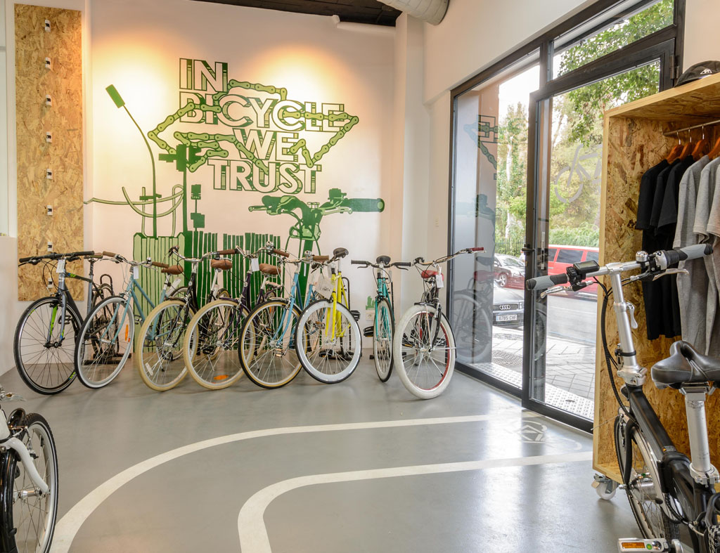 In Bicycle We Trust pedalea con una tienda hasta Granada