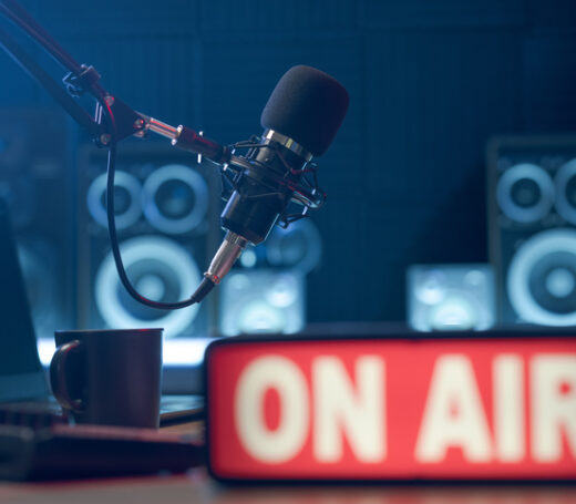 Retos urgentes de la industria del audio hablado en español