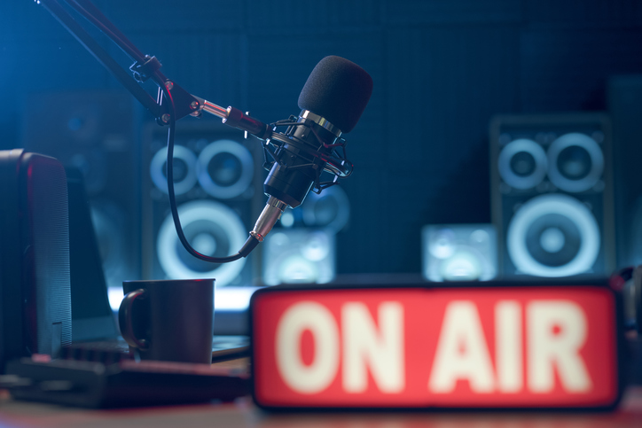 Retos urgentes de la industria del audio hablado en español